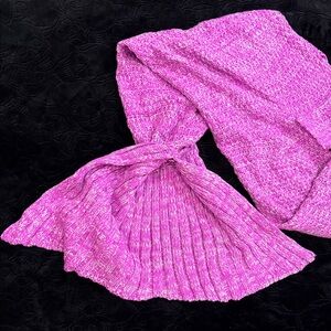 🧜🏻‍♀️Mermaid Tail knitted blanket! Bright Pink!! Light for travel